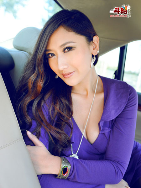 美式豪车中的紫色魅影